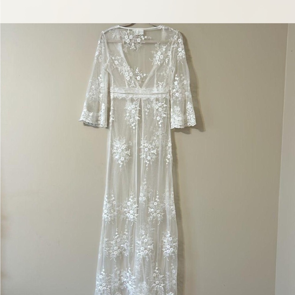Elegant White Lace Robe